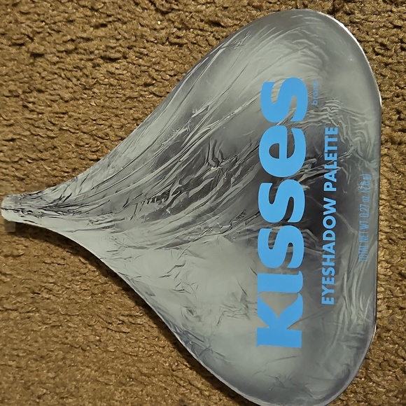 Hershey's Kisses Eyeshadow Palette and Beauty Sponges Set - Picture 3 of 4